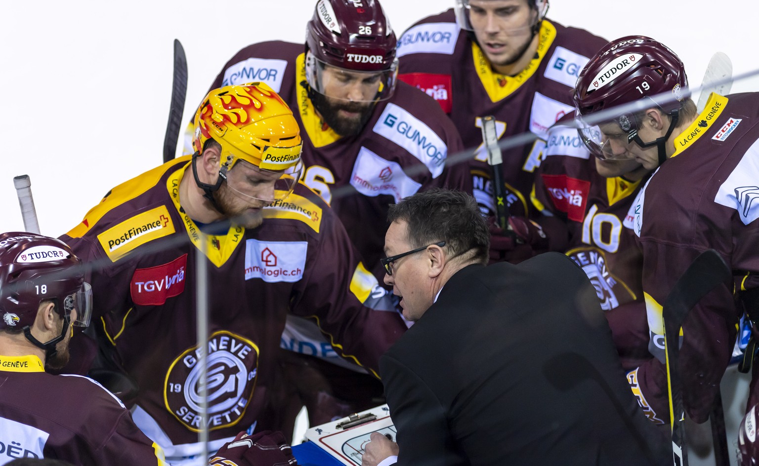 Chris McSorley, entraineur du Geneve-Servette HC, donne des consignes a ses joueurs, lors du match du championnat suisse de hockey sur glace de National League LNA, entre le Geneve Servette HC et le H ...