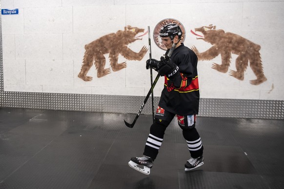 Berns Mika Henauer kommt aus der Umkleide, waehrend dem ersten offiziellen Eistraining der Saison 2019/20, am Montag, 5. August 2019, in der Postfinance Arena in Bern. (KEYSTONE/Anthony Anex)