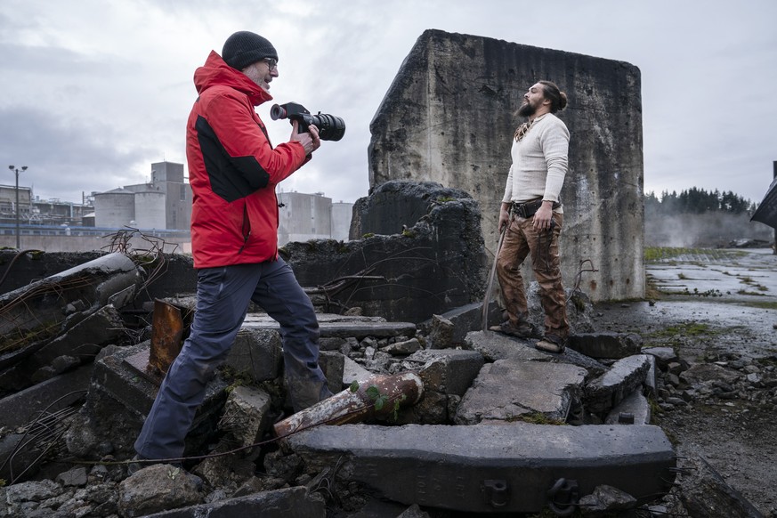 Francis Lawrence (l.) und Jason Momoa bei den Dreharbeiten in Trümmern.