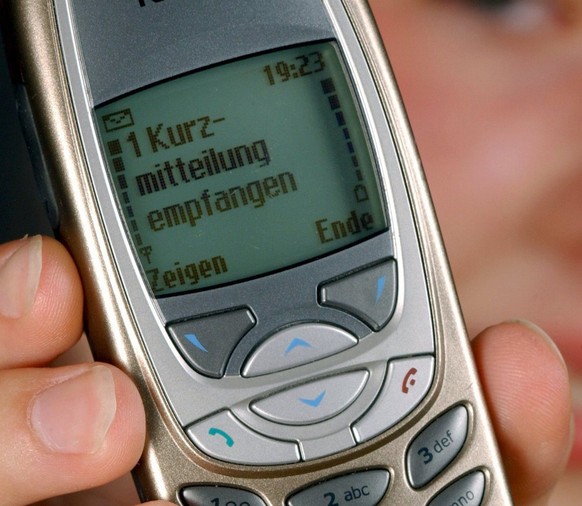 Picture dated 07 August 2002 shows the display of a mobile phone announces an SMS message. According to German media reports on Sunday, 13 March 2005, the German government intends to save telephone a ...