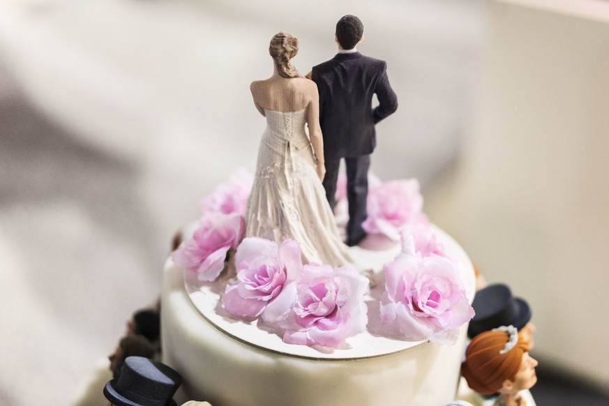 A wedding cake with the bridal couple from a 3D-printer at the wedding exhibition in Zurich, Switzerland, pictured on January 9, 2016. (KEYSTONE/Christian Beutler)

Das Hochzeitspaar aus dem 3d Drucke ...