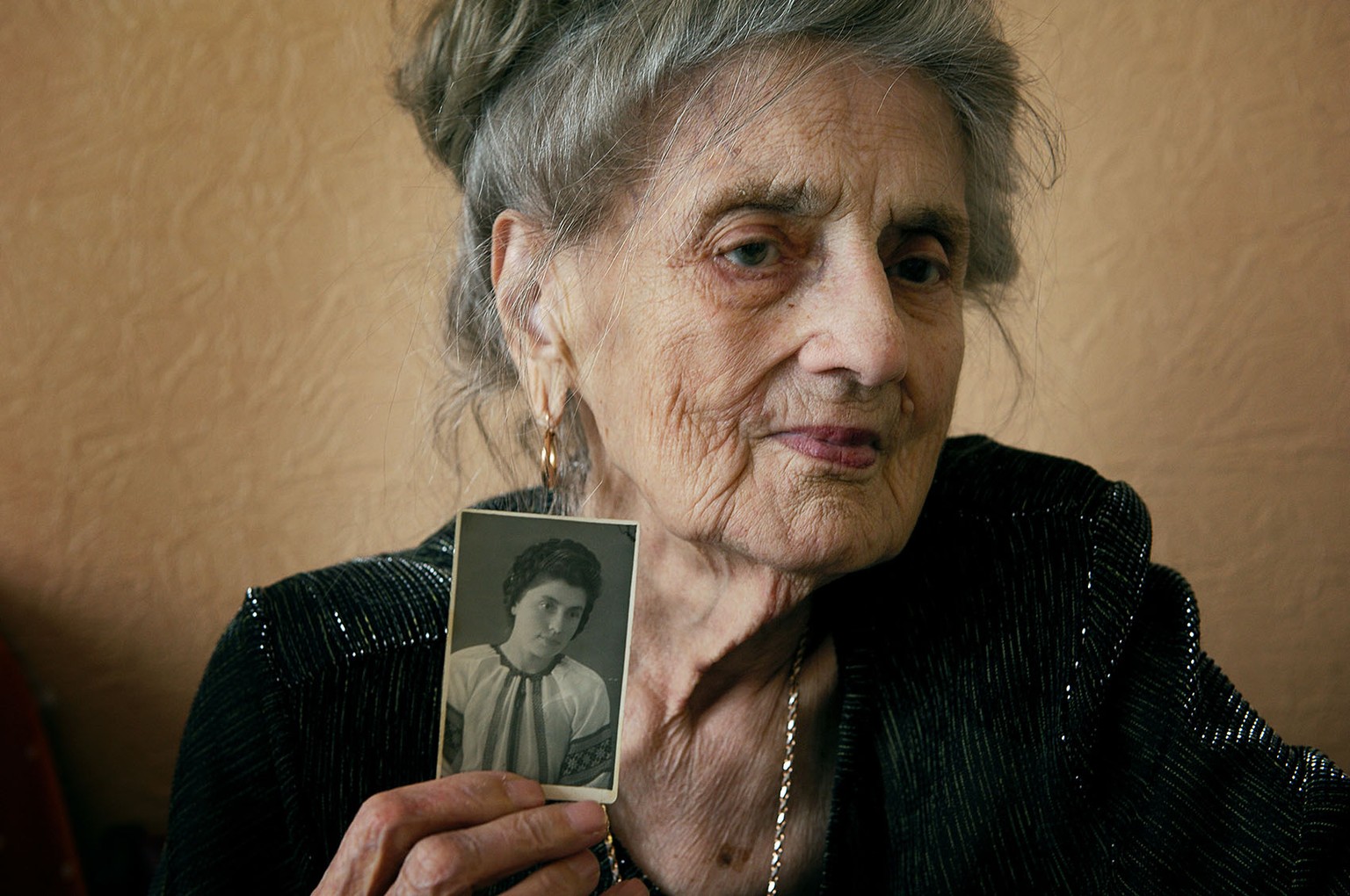Anna Vasilievna Bigus âgée de 88 ans a passé dix ans de sa jeunesse dans le Goulag. Séparée de sa famille, elle fut envoyée brusquement au-dessus du cercle polaire depuis son village natal en Ukraine  ...
