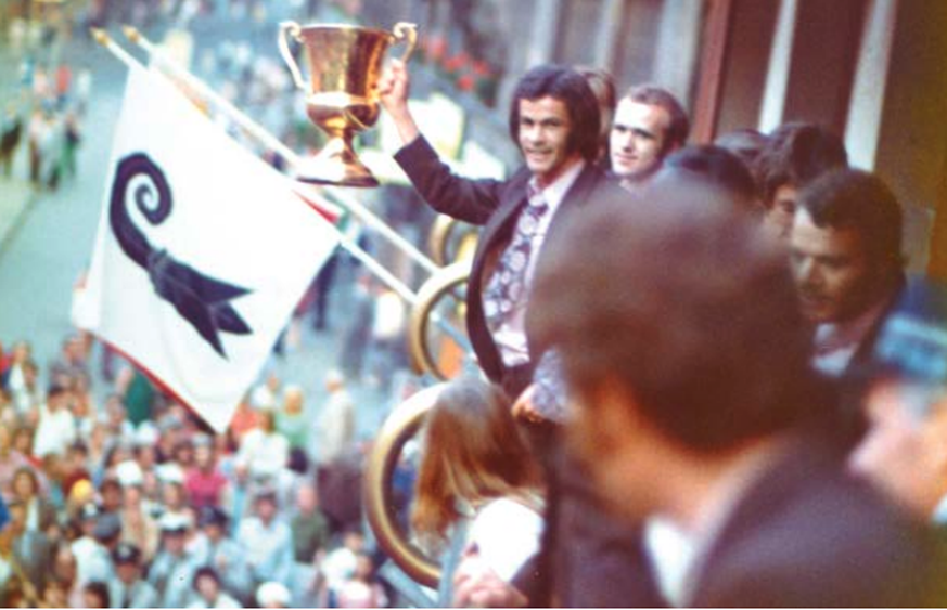 Ottmar Hitzfeld präsentiert 1973 den Meisterpokal.&nbsp;