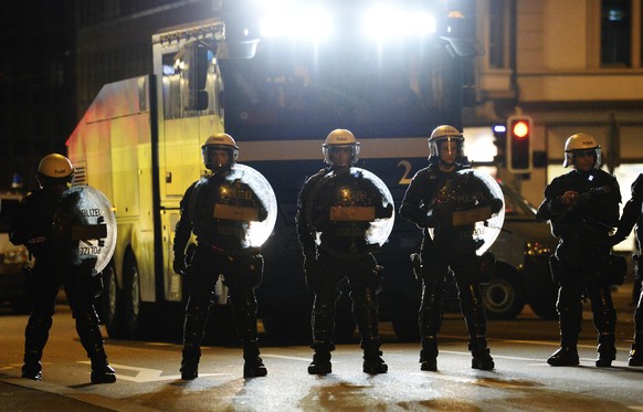 Nein, das ist kein Bild eines Bürgerkrieges, nur von Polizisten, welche die Zürcher Innenstadt abriegeln, anlässlich einer Demonstration.