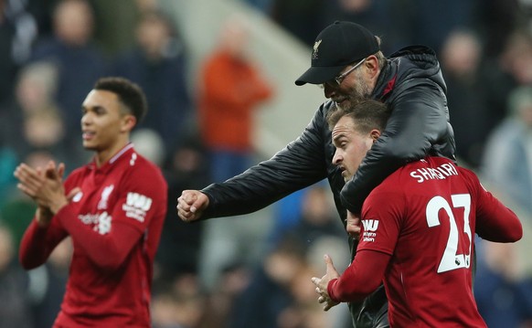 epa07547669 Liverpool&#039;s manager Juergen Klopp (C) greets Xhredan Shaqiri (R) after winning the English Premier League soccer match between Newcastle United and Liverpool FC at St James&#039; Park ...