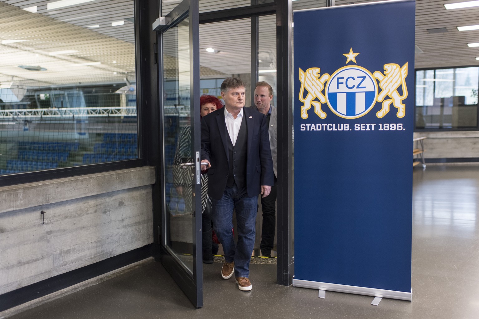 ARCHIVBILD ZUR ENTLASSUNG VON LUDOVIC MAGNIN --- Praesident Ancillo Canepa, seiner Frau Heliane und Cheftrainer Ludovic Magnin laufen an die Medienkonferenz vom FC Zuerich in der Saalsporthalle in Zue ...