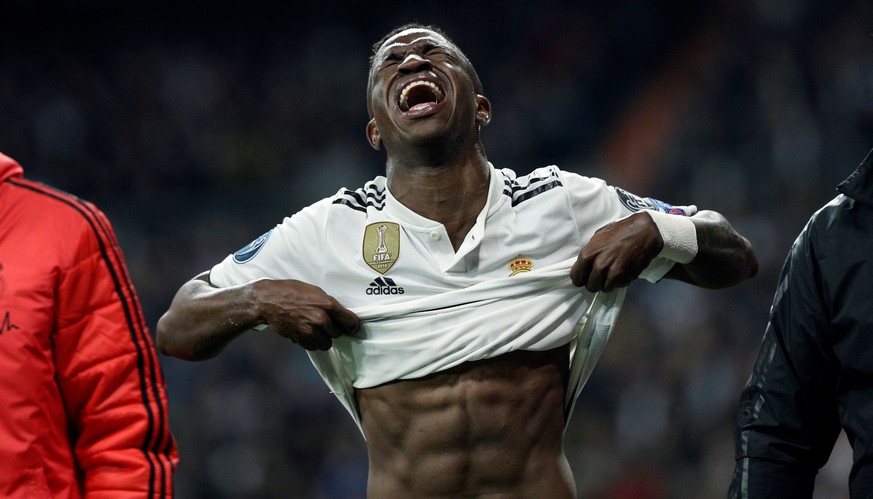 epaselect epa07416040 Real Madrid&#039;s Vinicius Junior leaves the field injured during the UEFA Champions League round of 16 second leg match between Real Madrid and Ajax at the Santiago Bernabeu st ...