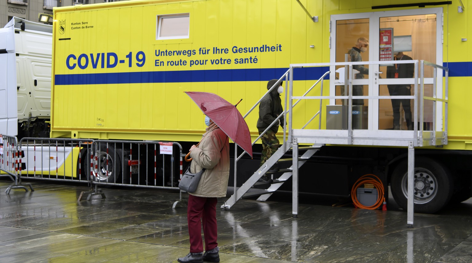 Eine Person wartet auf die Oeffnung vor dem neuen mobilen COVID-19-Test-Truck, am Mittwoch, 3. Februar 2021, auf dem Bundesplatz, in Bern. Zunaechst wird das Fahrzeug im Rahmen eines Schnelleinsatzes  ...