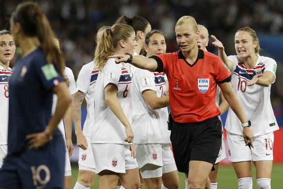 Norway players claim Referee Bibiana Steihaus during the Women&#039;s World Cup Group A soccer match between France and Norway in Nice, France, Wednesday, June 12, 2019. (AP Photo/Claude Paris)
