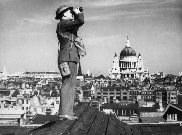 Britischer Luftraumbeobachter auf einem Hausdach in London
https://de.wikipedia.org/wiki/Luftschlacht_um_England#/media/Datei:Battle_of_britain_air_observer.jpg