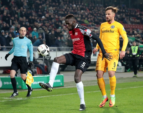 epa05778819 Hanover&#039;s Salif Sane (L) in action against Frankfurt&#039;s Haris Seferovic (R) during the German DFB Cup soccer match between Hanover 96 and Eintracht Frankfurt in Hanover, northern  ...