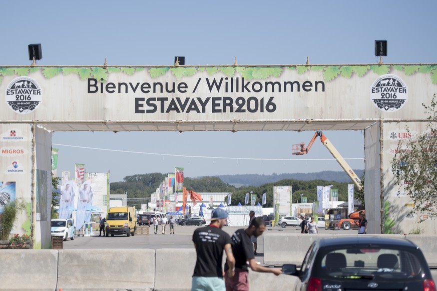 Am Eingang des fertig aufgebauten Festgelaendes ssteht auf dem Tor &quot;Bienvenue / Willkommen - Estavayer 2016&quot;, dies anlaesslich des Eidgenoessischen Schwing- und Aelplerfest (ESAF) in Estavay ...