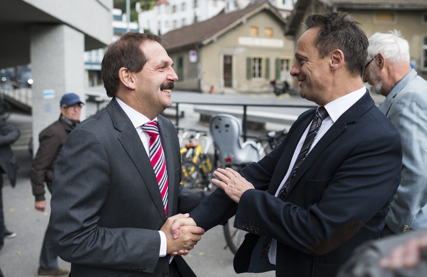 Der neu gewählte Nationalrat Duri Campell (links) und der bestätigte Ständerat Stefan Engler schütteln einander am Wahlsonntag die Hände.