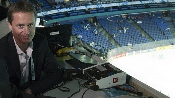 Moderator Jann Billeter, links, und Eishockeyexperte Mario Rottaris berichten fuer das Schweizer Fernsehen von der Eishockey Weltmeisterschaft, am Samstag 12. Mai 2012, in der Hartwall Arena in Helsin ...