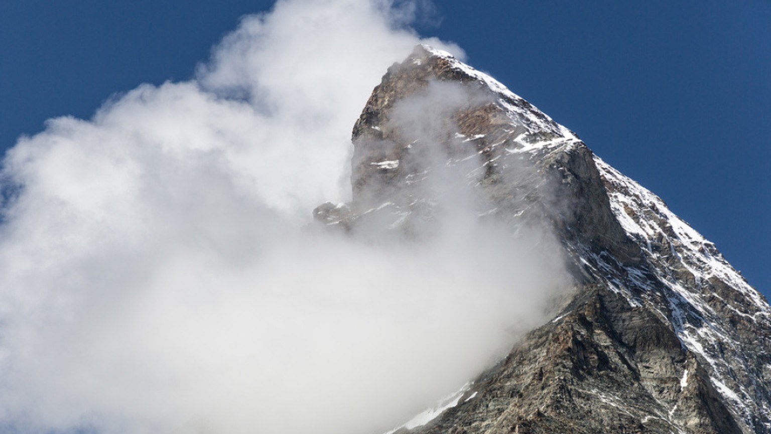 Ein britischer Bergsteiger ist am Matterhorn in den Tod gestürzt. Der 24-Jährige wurde beim Abstieg auf dem Hörnligrat von einem Felsblock mitgerissen. (Archivbild)
