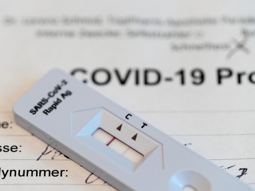 Ein positives Testresultat (zwei Streifen) auf dem Teststreifen eines Covid-19 Antigen-Schnelltests. (Archiv)