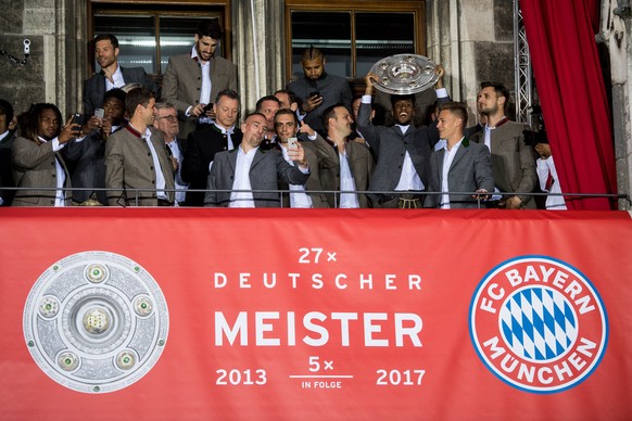 epa05977490 The German FC Bayern Munich soccer team appears on the balcony of the City Hall at the Marienplatz Square where the team was cheered by thousands supporters, in Munich, Germany, 20 May 201 ...