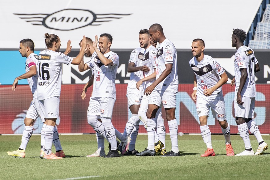 Die Lugano Spieler feiern das 0:3 beim Super League Meisterschaftsspiel zwischen dem FC Luzern und dem FC Lugano vom Sonntag, 12. Juli 2020 in Luzern. (KEYSTONE/Urs Flueeler)
