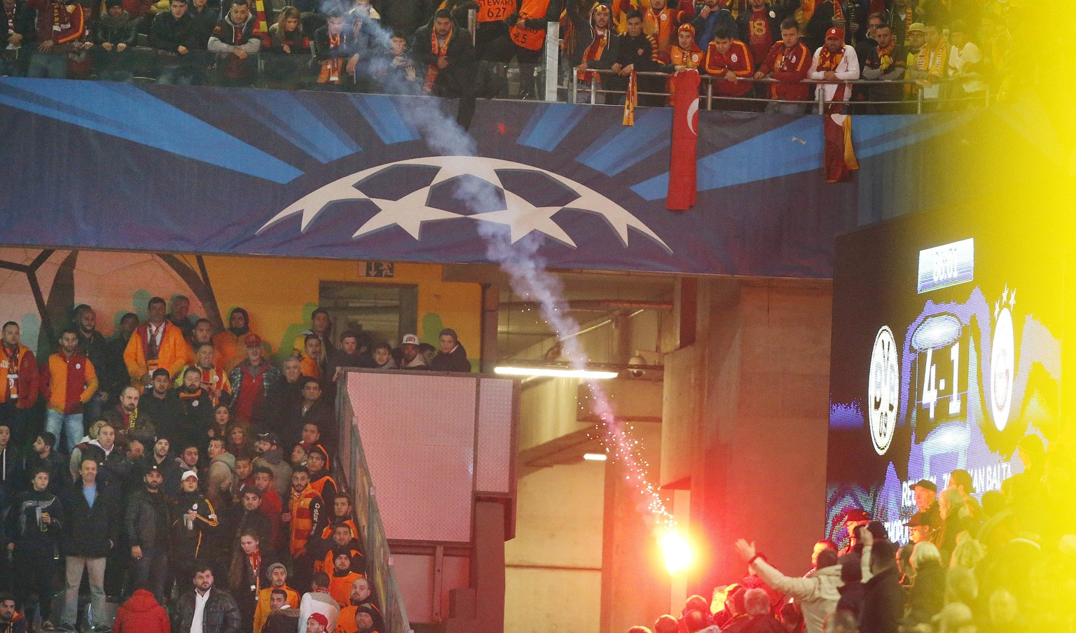 Einfach unverbesserlich: Die Fans des türkischen Rekordmeisters werfen Pyros mitten in den Dortmund-Block.