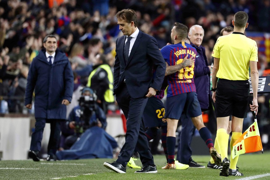epa07127315 Real Madrid&#039;s head coach Julen Lopetegui (C) reacts during a Spanish LaLiga soccer match between FC Barcelona and Real Madrid at the Camp Nou stadium in Barcelona, north eastern Spain ...