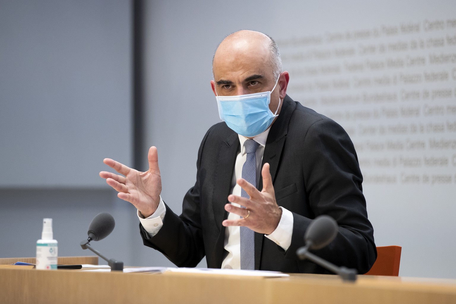 Bundesrat Alain Berset spricht waehrend einer Medienkonferenz des Bundesrates zur aktuellen Lage im Zusammenhang mit dem Coronavirus, am Mittwoch, 24. Februar 2021, in Bern. (KEYSTONE/Peter Klaunzer)