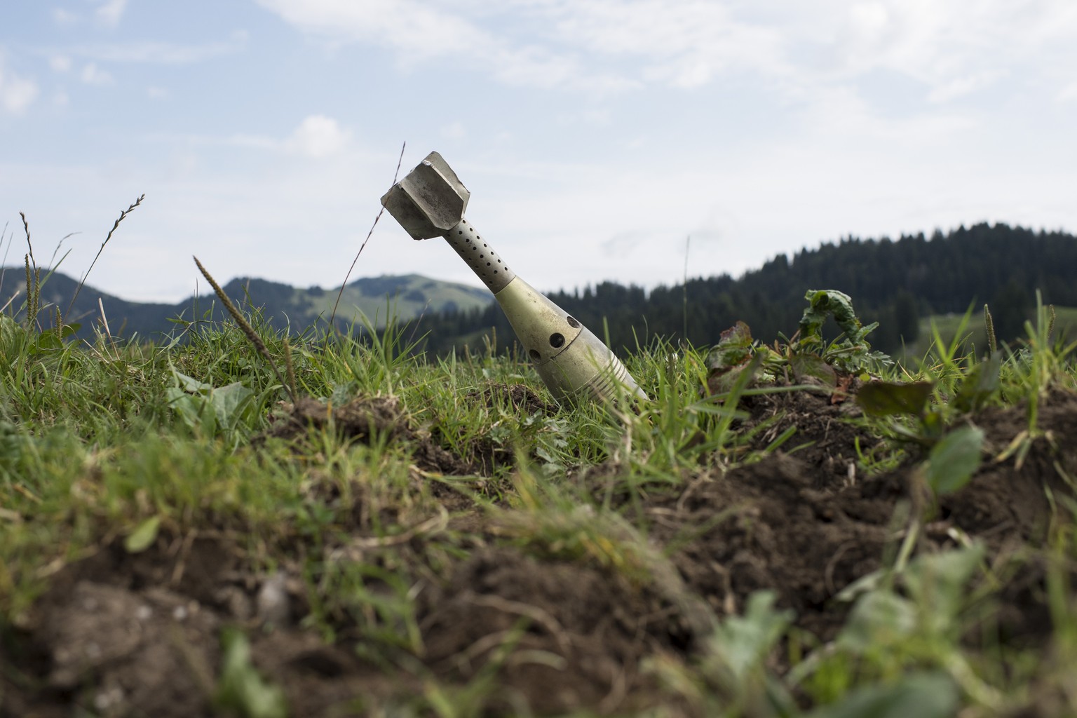 Ein 8.1cm Minenwerfer-Geschoss liegt als Demonstrationszweck der Munitionsreste einer der groessten Truppenschiessplatzes der Schweizer Armee im Gras, aufgenommen am Mittwoch, 17. August 2016 auf der  ...