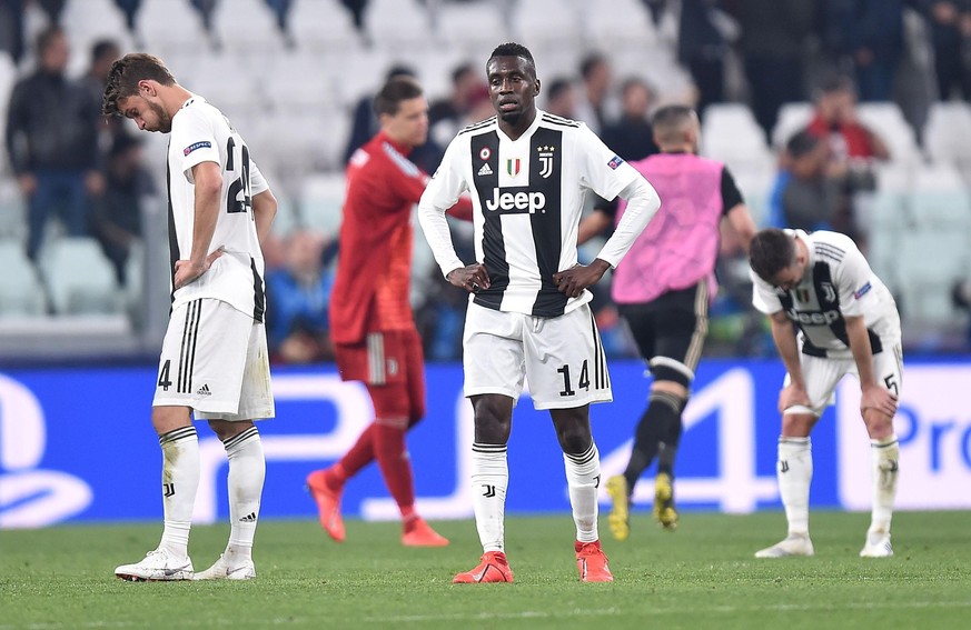 epa07511630 Dejected players of Juventus at the end of the UEFA Champions League quarter final, second leg, soccer match between Juventus FC and Ajax Amsterdam in Turin, Italy, 16 April 2019. EPA/ALES ...