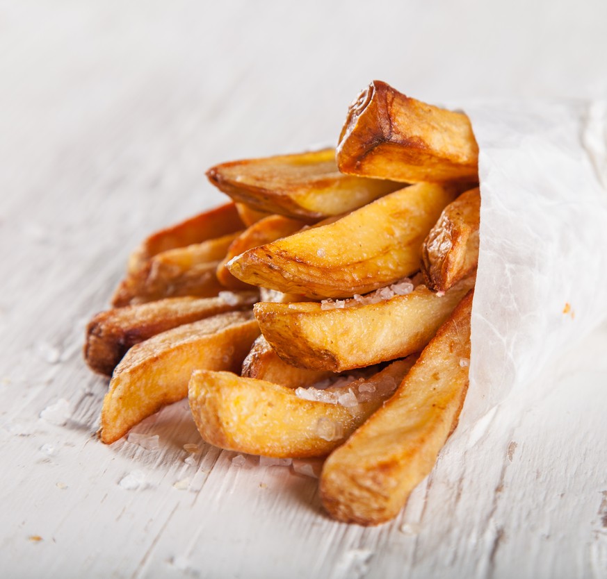 pommes frites chips french fries hausgemacht essen food kartoffel fritten Shutterstock
