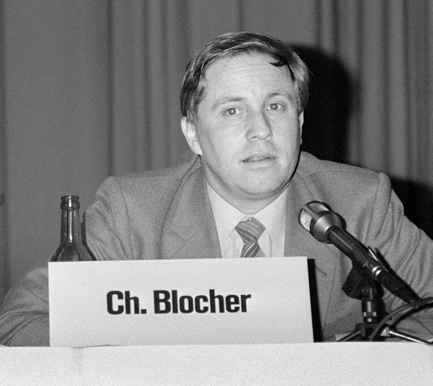 Otto Fischer, links, und Christoph Blocher, rechts, Gegner eines UNO-Beitritts der Schweiz, diskutieren am 22. Oktober 1982 in Wetzikon an einem Podiumsgespraech mit Befuerwortern eines Beitritts. (KE ...