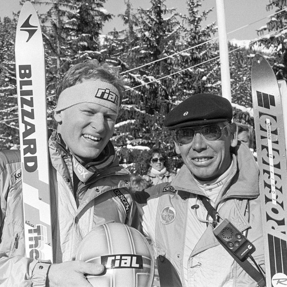 Karl Frehsner, Cheftrainer des Schweizer Ski-Teams, rechts, am 3. Februar 1986 mit Peter Mueller, links, im Zielraum in Crans-Montana. Mueller gewinnt den Super-G der Weltcup-Rennen in Crans-Montana.  ...
