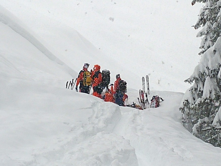 Im Bereich Schwalbenwand auf etwa 1800 Metern Seehoehe (Schuetzingalm/Thumersbach) wurde am Samstag, 05. Januar 2019, ein Skitourengeher von einer Lawine verschUEttet. Die Person konnte unverletzt geb ...