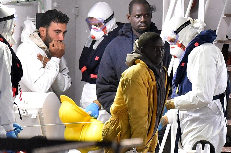 Wenige gerettete Migranten und Helfer an Bord der italienischen Küstenwache.
