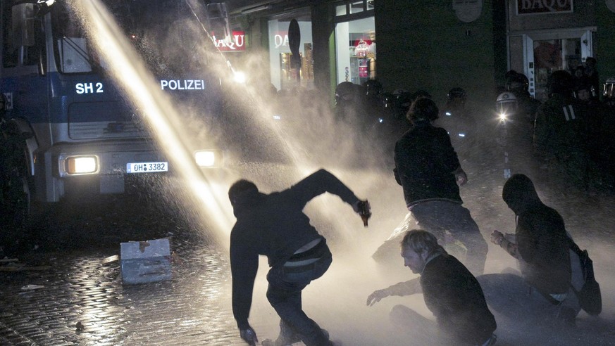 Mit dem Einsatz mehrerer Wasserwerfer beendet die Polizei am fruehen Sonntagmorgen, 13. September 2009, das Schanzenfest im Schanzenviertel in Hamburg. Nach dem Strassenfest hatten mehrere Hundert Per ...