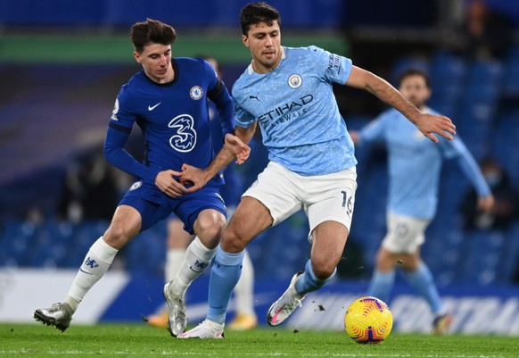 epa08917163 Mason Mount of Chelsea (L) in action against Rodri of Manchester City (R) during the English Premier League soccer match between Chelsea FC and Manchester City in London, Britain, 03 Janua ...