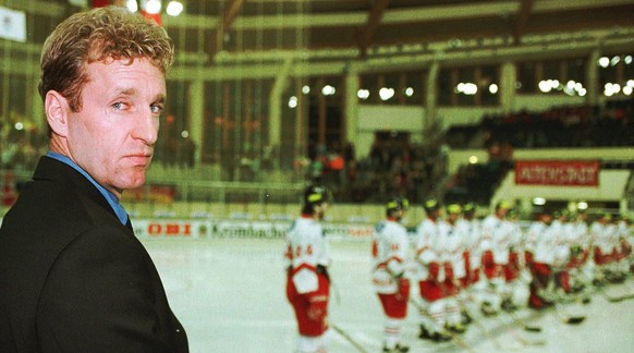 Junge, Junge, auch schon bald zwanzig Jahre her: Krueger bei seinem Debüt als Nati-Trainer 1997.