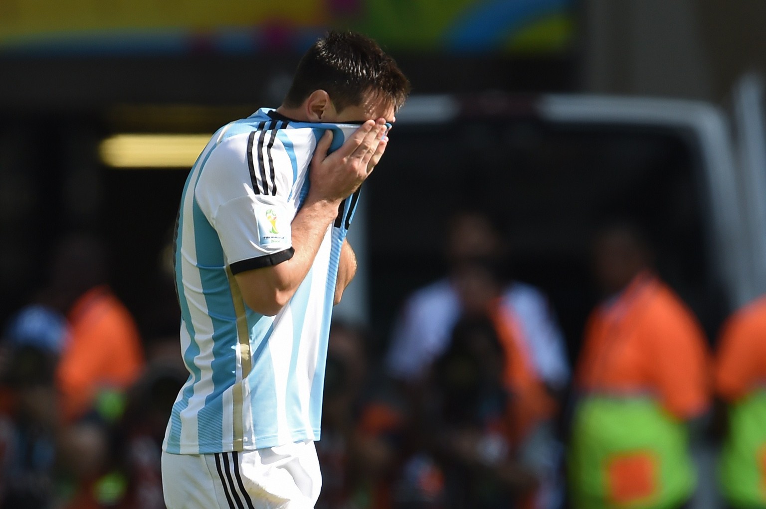 Lionel Messi versteckt sich hinter seinem Trikot.