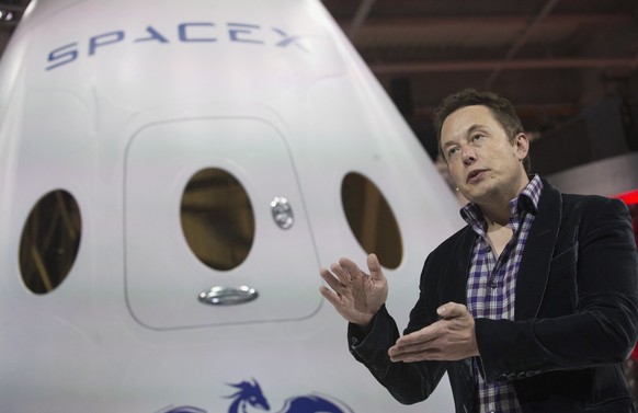 Elon Musk, der neue Steve Jobs, vor einer seiner Raketen.