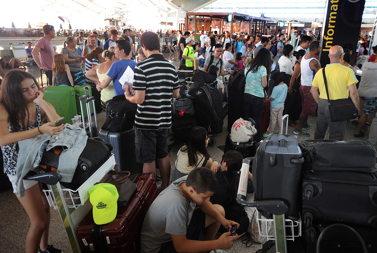 Genervte Touristen am Flughafen von Bali – nichts geht mehr.