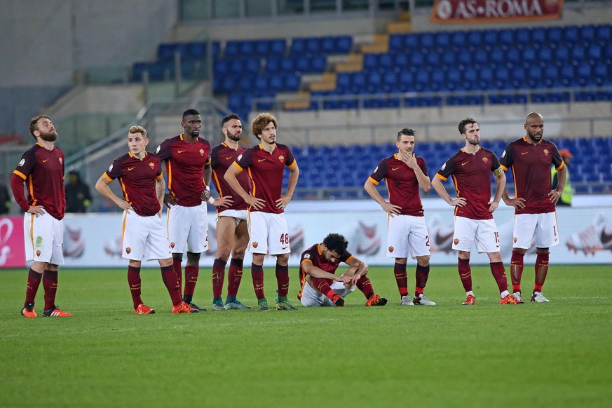 Da schauen sie belämmert: Die Roma-Stars nach dem blamablen Cup-Out.