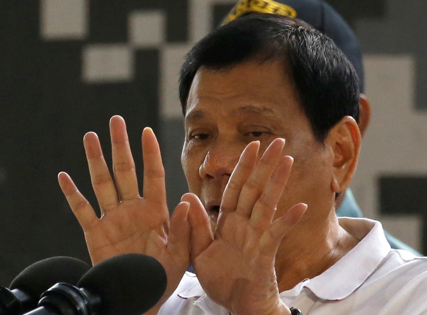 Philippine President Rodrigo Duterte gestures as he speaks to soldiers during a visit at the military&#039;s Camp Tecson in San Miguel, Bulacan in northern Philippines September 15, 2016. REUTERS/Erik ...
