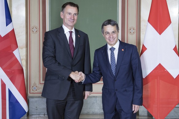 Swiss Federal Councilor Ignazio Cassis, right, welcomes British Jeremy Hunt, Secretary of State for Foreign and Commonwealth Affairs in Bern, Switzerland, Thursday, October 25, 2018. (KEYSTONE/Peter S ...