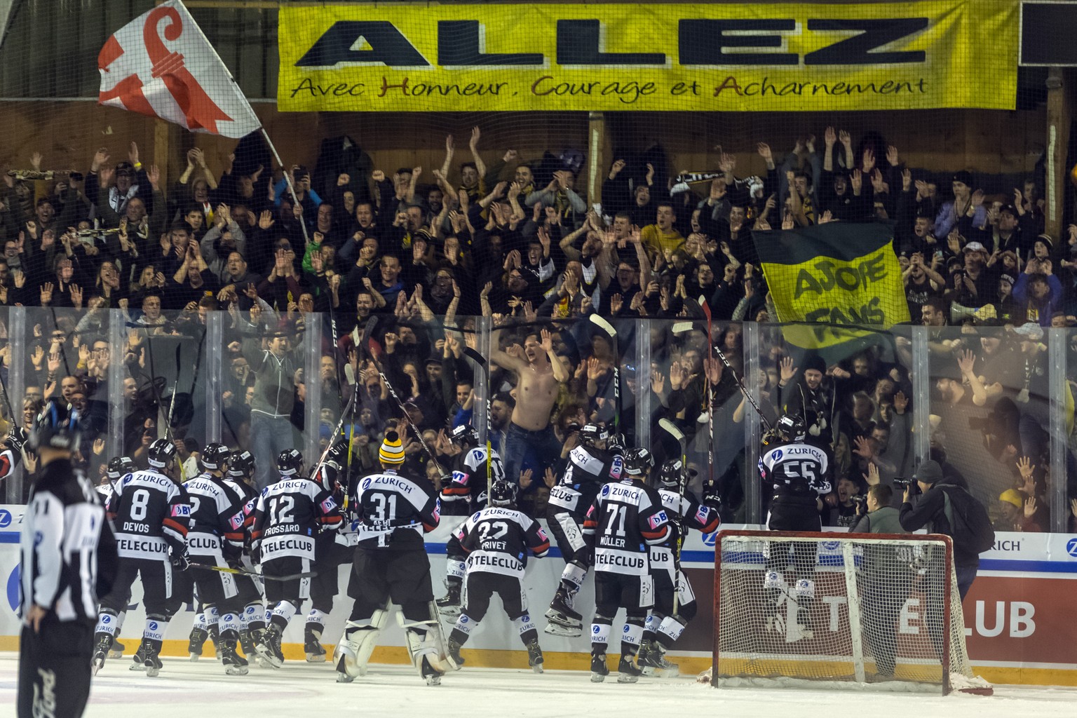 Ajoies Spieler jubeln mit den Fans nach dem Sieg im Swiss Ice Hockey Cup Halbfinale zwischen dem HC Ajoie und dem EHC Biel-Bienne in der Patiniore du Voyeboeuf in Porrentruy am Sonntag, 15. Dezember 2 ...