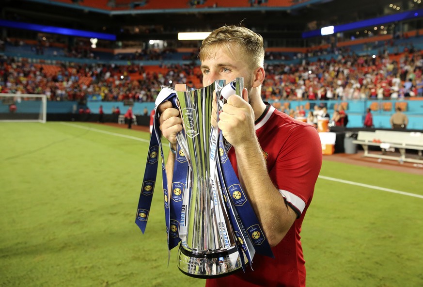 IMAGE DISTRIBUTED FOR GUINNESS INTERNATIONAL CHAMPIONS CUP - Manchester United&#039;s Luke Shaw kisses the 2014 Guinness International Champions Cup after his team defeated Liverpool on Monday, August ...