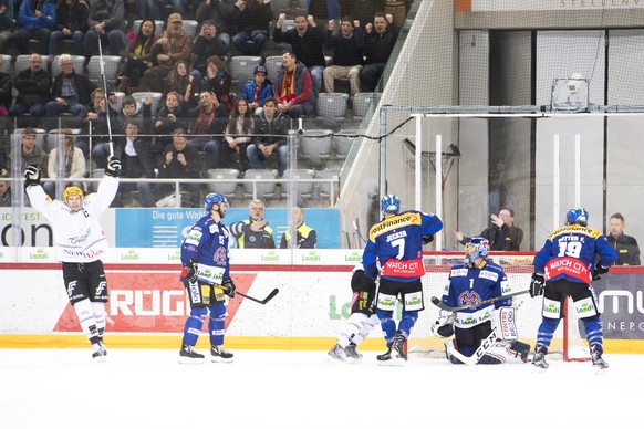 Fribourgs TopScorer Julien Sprunger, links, jubelt nach dem Tor zum 0-1, waehrend dem Eishockey-Qualifikationsspiel der National League A zwischen dem EHC Biel und dem HC Fribourg-Gotteron, am Freitag ...