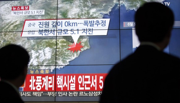 Nordkoreaner verfolgen die Nachrichten über den Atomtest.