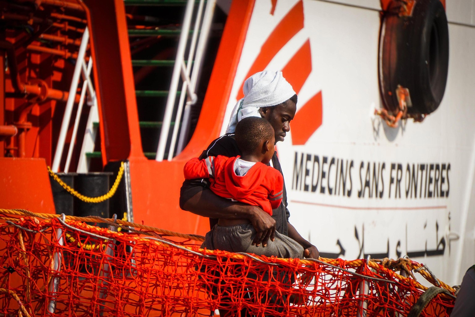 epa06086316 Migrants disembark from the humanitarian &#039;Vos Prudence&#039; ship of Doctors Without Borders (Medecins Sans Frontieres, MSF) at Molo Manfredi quay, in Salerno&#039;s main harbour, Cam ...