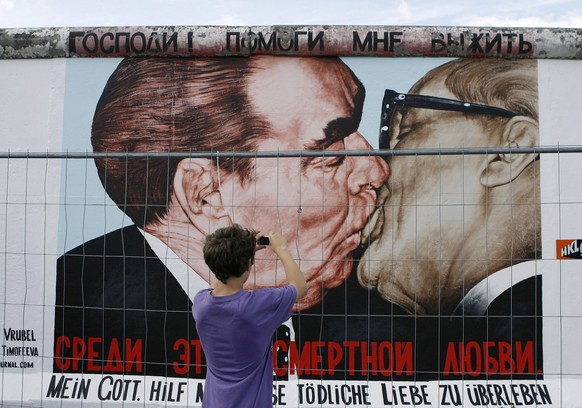 Ein Tourist fotografiert am Mittwoch, 8. Juli 2009, ein Bild des Kusses von Erich Honnecker und Leonid Breschnew gemalt vom russischen Kuenstler Dmitry Vrubel an der sogenannten East Side Galerie in B ...
