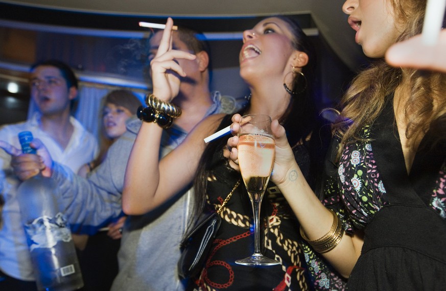 Young people having champagne and vodka with cigarettes at the nightclub St. Germain in Zurich, Switzerland, pictured on June 3, 2008. (KEYSTONE/Martin Ruetschi)

Junge Leute konsumieren am 3. Juni 20 ...