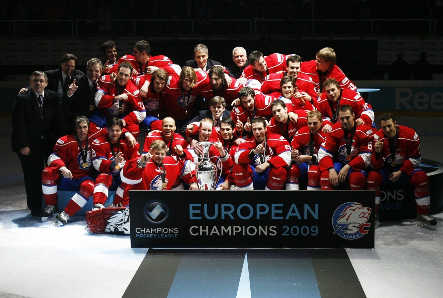 Players of Swiss team ZSC Lions celebrate after winning the ice hockey Champions League final match against Metallurg Magnitogorsk in Rapperswil, Switzerland, Wednesday, January 28, 2009. (KEYSTONE/St ...