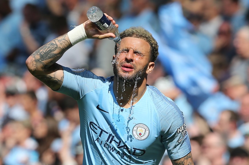 epa07517394 Manchester City&#039;s Kyle Walker refreshes himself during the English Premier League soccer match between Manchester City and Tottenham Hotspur at the Etihad Stadium in Manchester, Brita ...